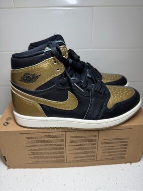 Nike Air Jordan 1 High OG Black Metallic Gold DZ5485-071 men’s size 8